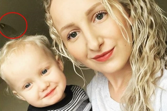 鬼魂现身?爱尔兰女子在家中拍全家福照片发现身后有个“女童”的影子