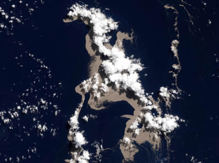 岛国汤加海底火山喷发的浮石筏抵达澳大利亚:可能正是白化大堡礁救星