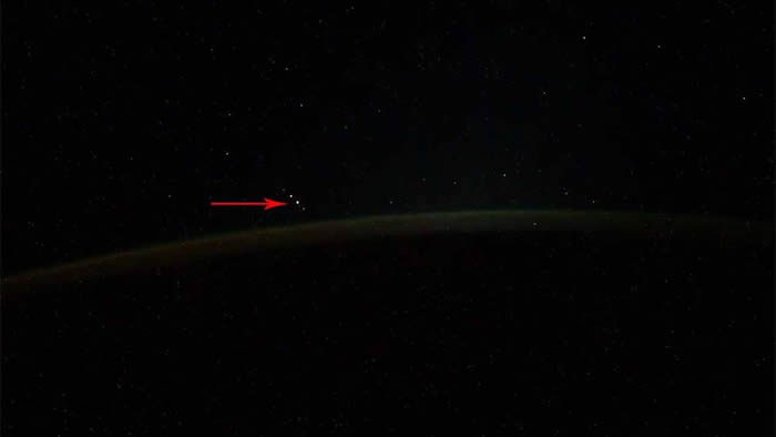 国际空间站俄罗斯宇航员在拍摄极光时意外发现不明飞行物UFO