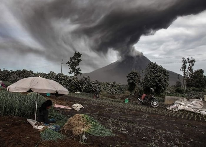 印尼北苏门答腊锡纳朋火山再爆发 火山灰喷上1000米高空