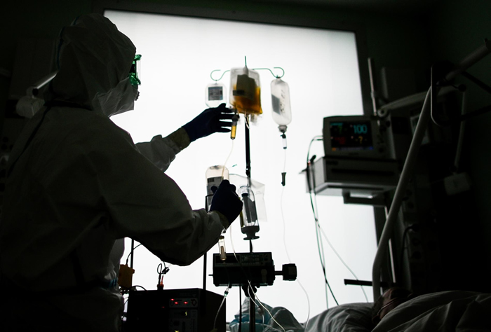 用康复者血浆对抗传染病已有超过一世纪的历史了,但这种疗法已经能够对抗COVID-19了吗? PHOTOGRPAH BY SERGEI BOBYLEV, TASS