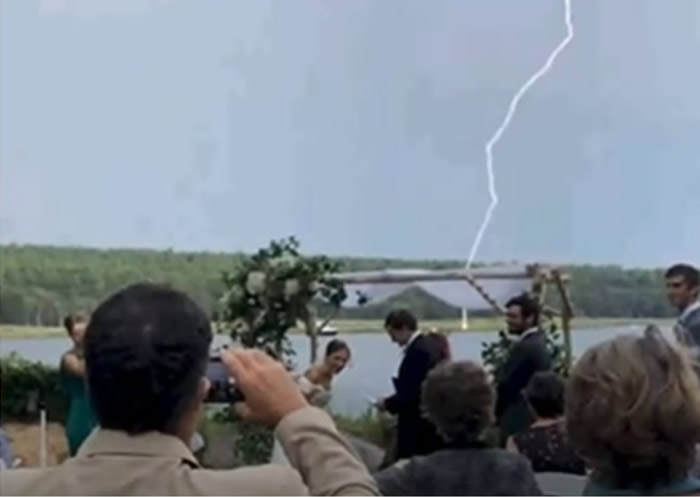 美国麻省户外婚礼新郎笑言今年非最好一年 惹来天上闪电和应