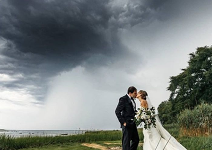 美国麻省户外婚礼新郎笑言今年非最好一年 惹来天上闪电和应