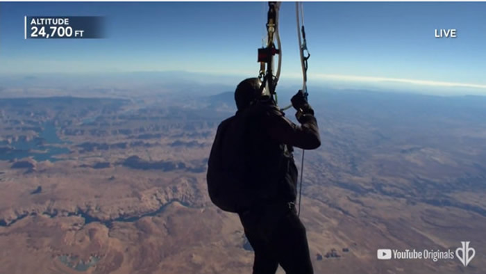 美国疯狂魔术师David Blaine手抓气球飘浮上2万4000英尺高空