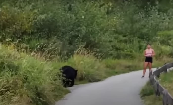 ���ô�Ů���ڵ�ɽ·������ ����ͻȻ��������������������������