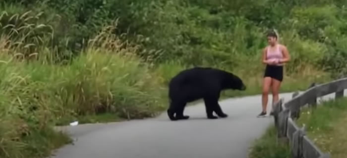 ���ô�Ů���ڵ�ɽ·������ ����ͻȻ��������������������������