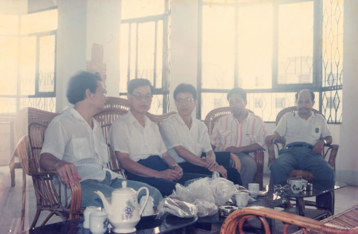 1994年12月6日,国家古椎动物研究所赵资奎教授(左二)到茂名市博物馆鉴定恐龙蛋化石。