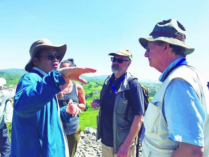 朱敏(左一)在云南进行野外工作