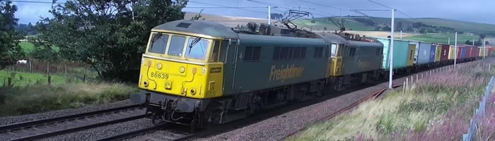 英国东约克郡男子戴耳机没注意到迎面而来的火车 忠犬提醒相救