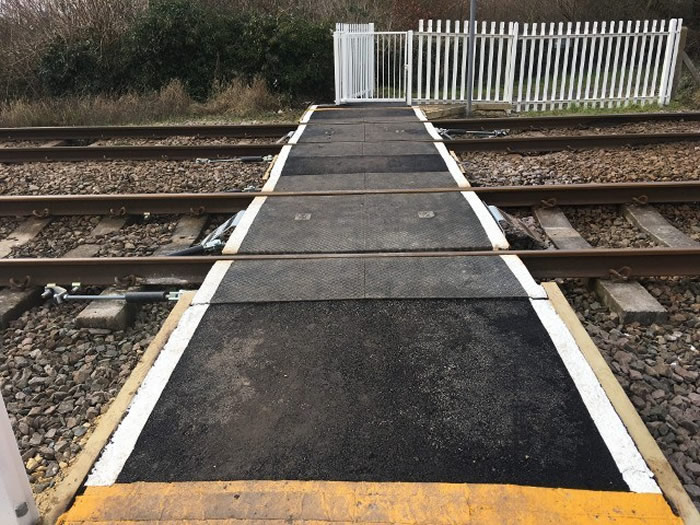 英国东约克郡男子戴耳机没注意到迎面而来的火车 忠犬提醒相救