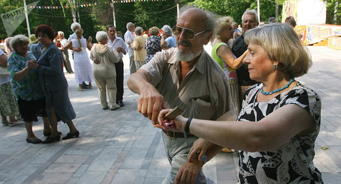 10月1日世界老年人日:老年人控制饮食、体育活动和脑力劳动都有助于保持长寿