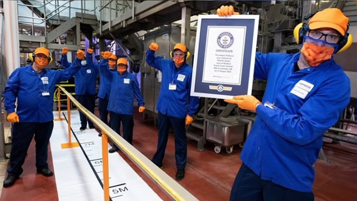 英国零食生产商制成长达10.66米的超长粟米条 成功打入吉尼斯世界纪录