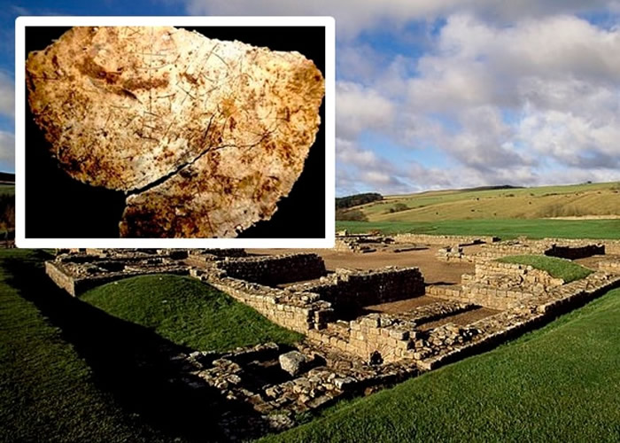 圣杯(小图)出土于教堂遗迹(大图)。