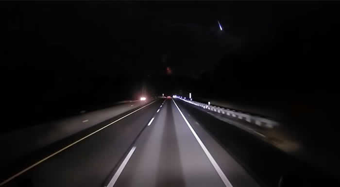 美国的行车记录仪拍摄到夜空中神秘闪光 可能是一颗火流星