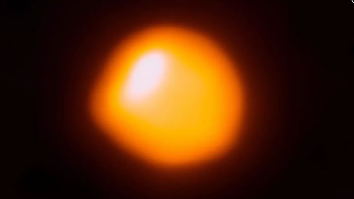 《天体物理学杂志》:新研究指参宿四没那么大 离地球也没那么远