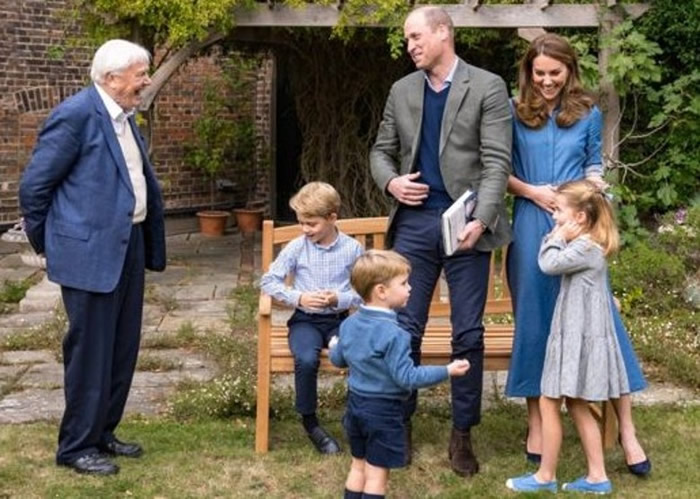 阿滕伯勒爵士(左一)到访肯辛顿宫,与威廉(右后二)王子一家会面。