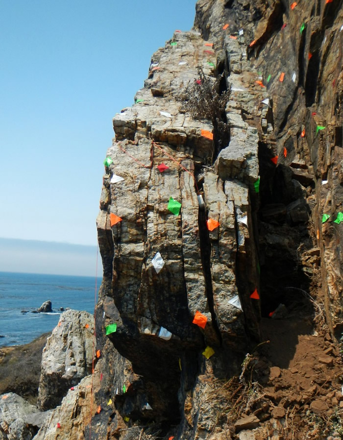 研究小组在一块风动石贴上彩色标记,准备制作3D模型。