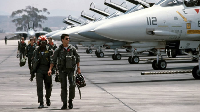 美国海军授予电影《壮志凌云》的演员汤姆•克鲁斯和制片人荣誉海军飞行员的称号