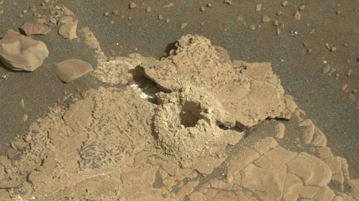 NASA“好奇号”漫游车的钻头意外钻裂了火星岩石