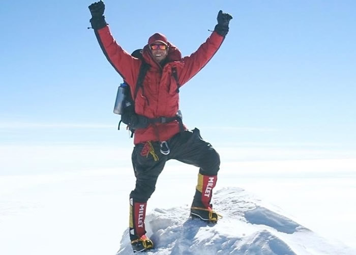 布尔在南极洲最高峰西德利火山上留影。