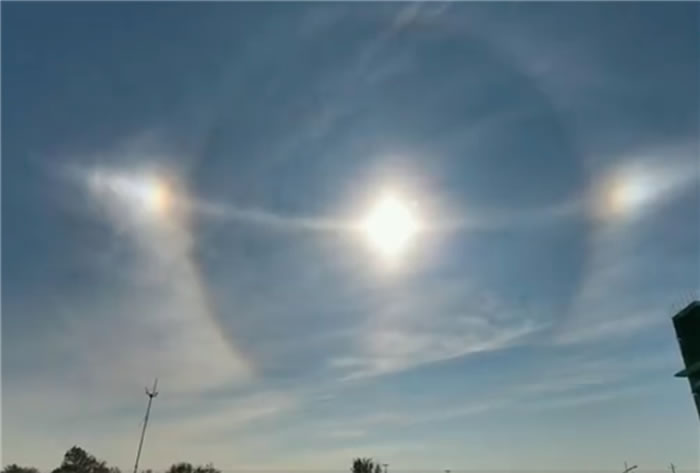 “幻日”:内蒙古通辽市上空出现“3个太阳” 辽宁沈阳和河北石家庄也曾出现