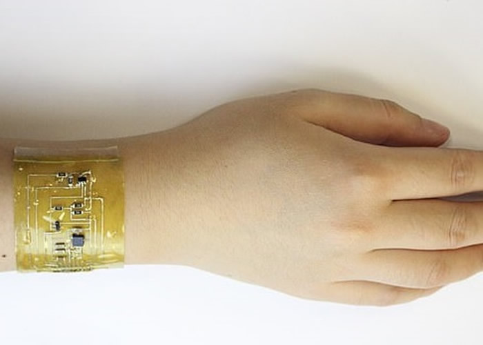 电子皮肤加热塑形后,可戴在手腕上。