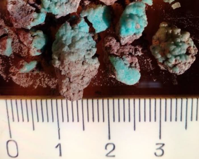 圣彼得堡大学晶体学家领导的研究小组发现蓝色新矿物:Petrovite