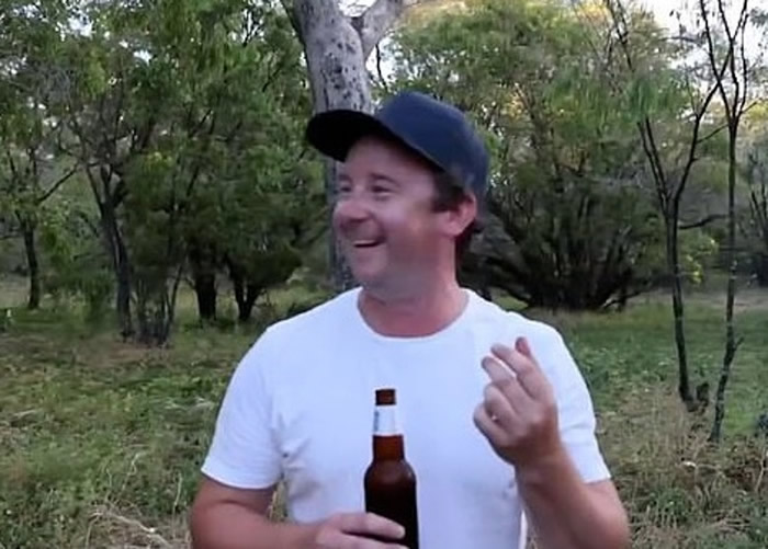 澳洲男子向朋友炫耀烧烤技巧 笑翠鸟从天而降瞬间将香肠叼走