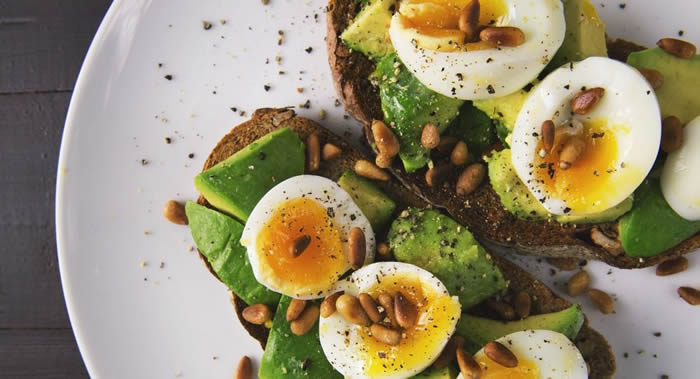 营养医师给出日常膳食中鸡蛋的每日使用标准 揭示对某些人的好处和坏处