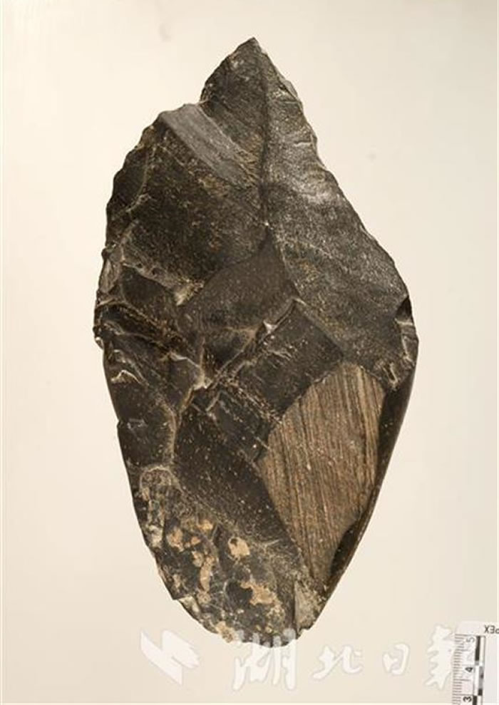 郧县人遗址手斧(郝勤建摄)