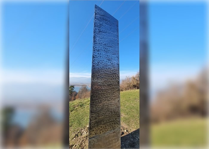 罗马尼亚东北部山区神秘金属巨柱突现现身又突然消失