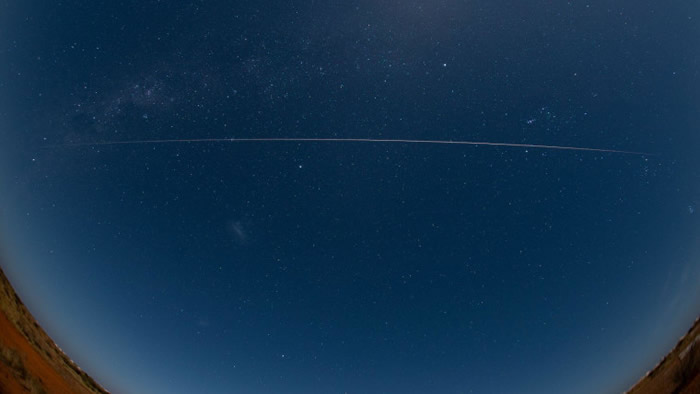从日本隼鸟2号分离的装有小行星砂石的密封舱成功返回地球 降落在澳洲南部沙漠