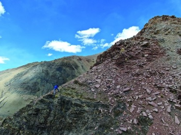 袁东勋在文布乡北村一处剖面采集牙形化石,这是此行科考中坡度最陡的一座山。