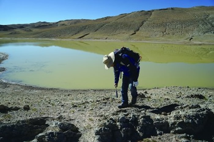 罗茂在热觉茶卡进行踏勘,寻找遗迹化石痕迹。 (除署名外,均王金淼摄)
