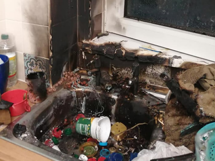 英国肯特郡母女到海滩散步发现“化石” 带回家用针刺居然冒烟燃烧原来是二战手榴弹