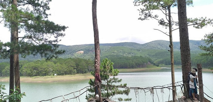 《Soha新闻网》:越南女子请男友帮忙拍照却在镜头前神秘消失 变成“灵异照片”