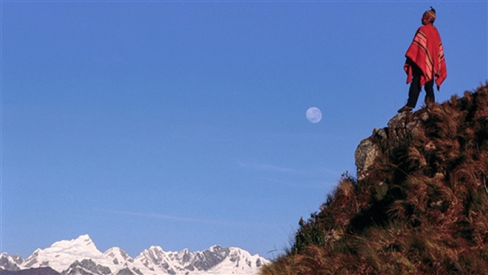 一位盖丘亚人在安第斯山脉远眺。 图片来源:GALEN ROWELL