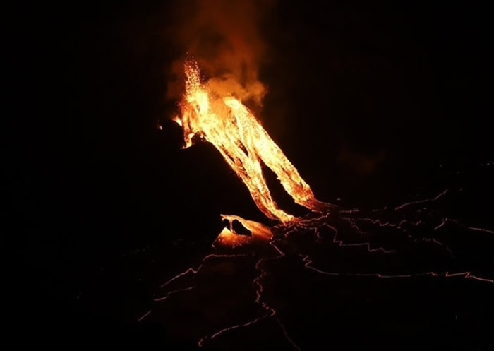 美国夏威夷岛基拉韦厄火山爆发 游客以身犯险观熔岩