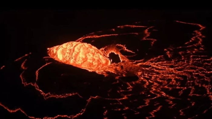 美国夏威夷基拉韦厄火山熔岩湖中形成的熔岩“穹顶喷泉”