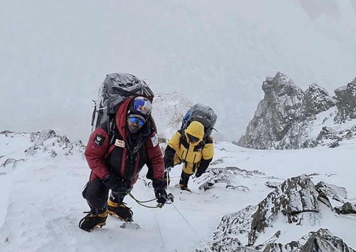 K2山势陡峭，登山者需步步为营。