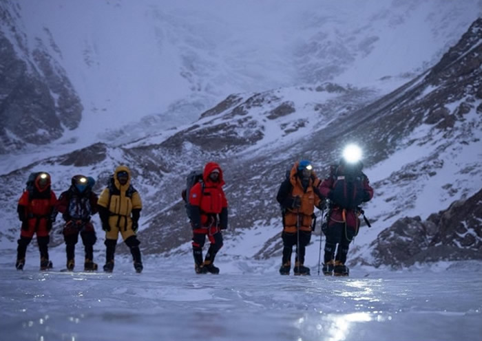 团队前往四号营地途中。