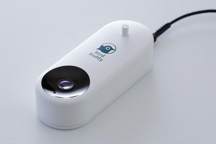 美国设计师Kyle Buzzard把人工智能蓝牙监控镜头放在家用自动喂鸟器Bird Buddy