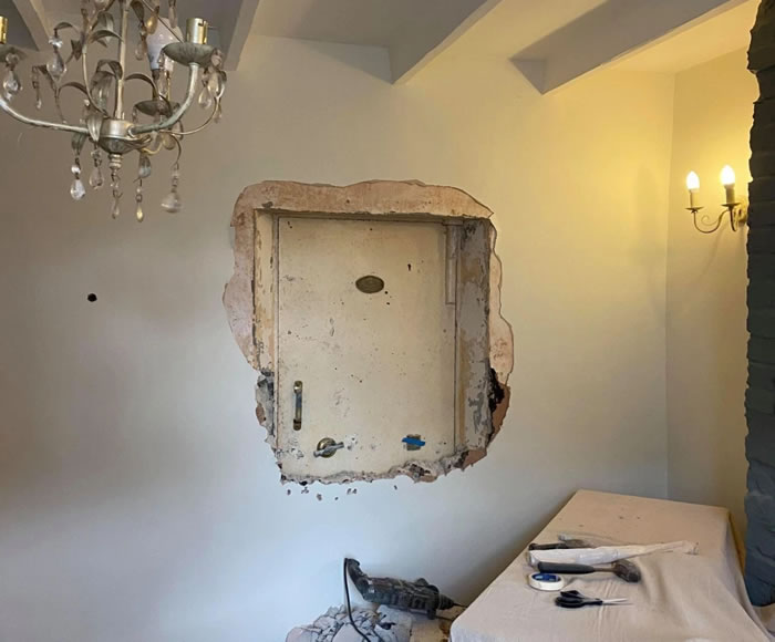 英国男子觉得家里闹鬼 翻修意外发现墙内藏神秘保险库