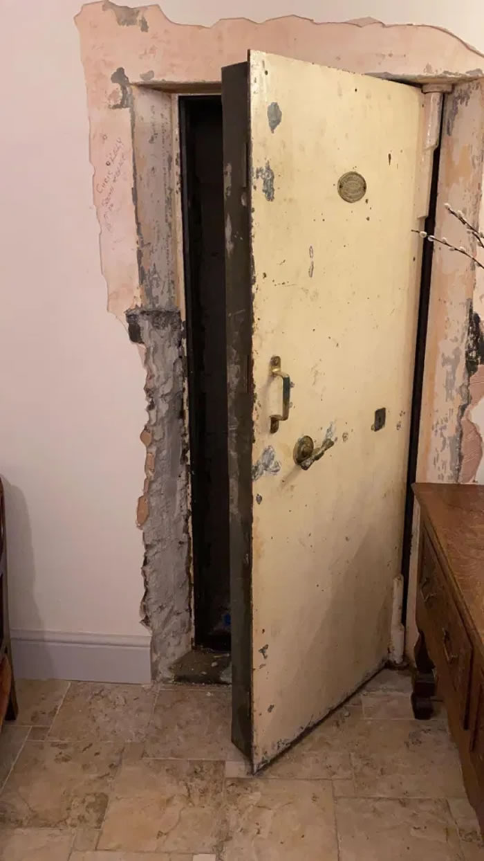 英国男子觉得家里闹鬼 翻修意外发现墙内藏神秘保险库