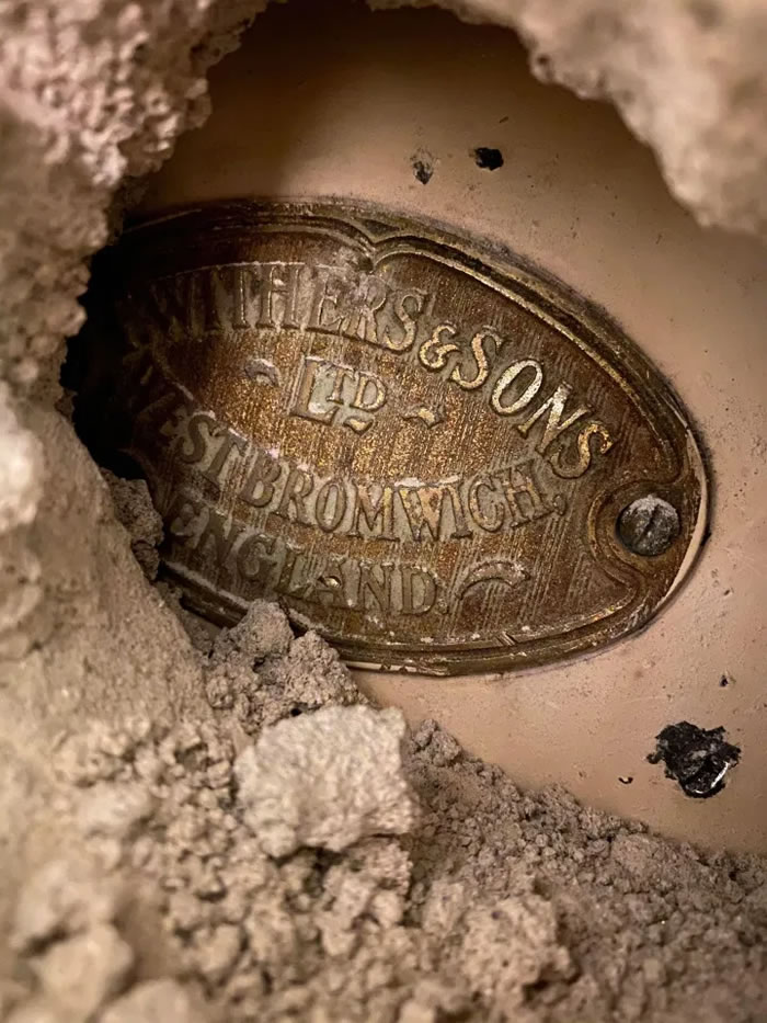 英国男子觉得家里闹鬼 翻修意外发现墙内藏神秘保险库