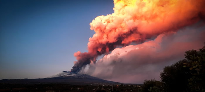 意大利西西里岛的埃特纳火山剧烈爆发 天空“下石头雨”