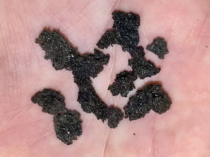 意大利西西里岛的埃特纳火山剧烈爆发 天空“下石头雨”