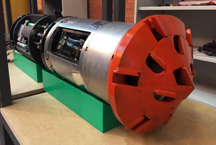 Badger, 是一台由一个钻头,两个固定模块以及两个推进和操纵模块组成的三米长的钻孔机器人。