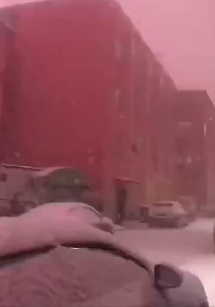 河南省郑州市出现“雷打雪”现象:在下雪天里打雷