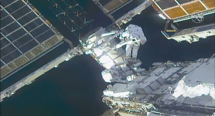 国际空间站两名美国宇航员凯瑟琳·鲁宾斯和维克托·格洛韦尔完成7个多小时的太空行走